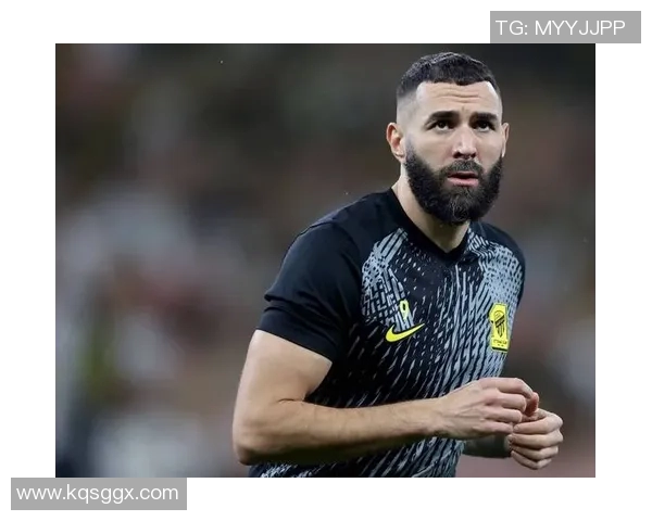 本泽马重返赛场展现王者风范引发球迷热烈期待与赞誉